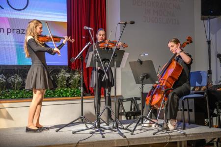 Deklica s piščalko-42